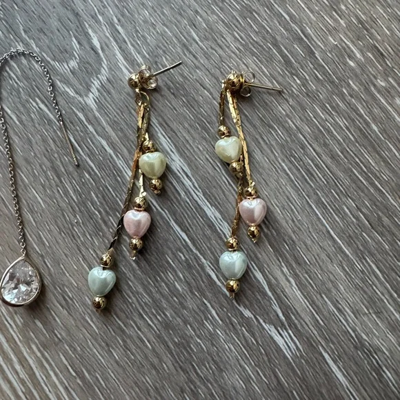 Pair of gold tone dangle earrings with pearls and glass stones - Picture 4 of 5